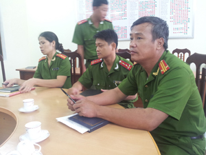 Trung tá Nguyễn Khắc Hùng (bên phải), Phân trại Trưởng Trại tạm giam Công an tỉnh họp, phân công nhiệm vụ cho CB, CS trong đơn vị.

